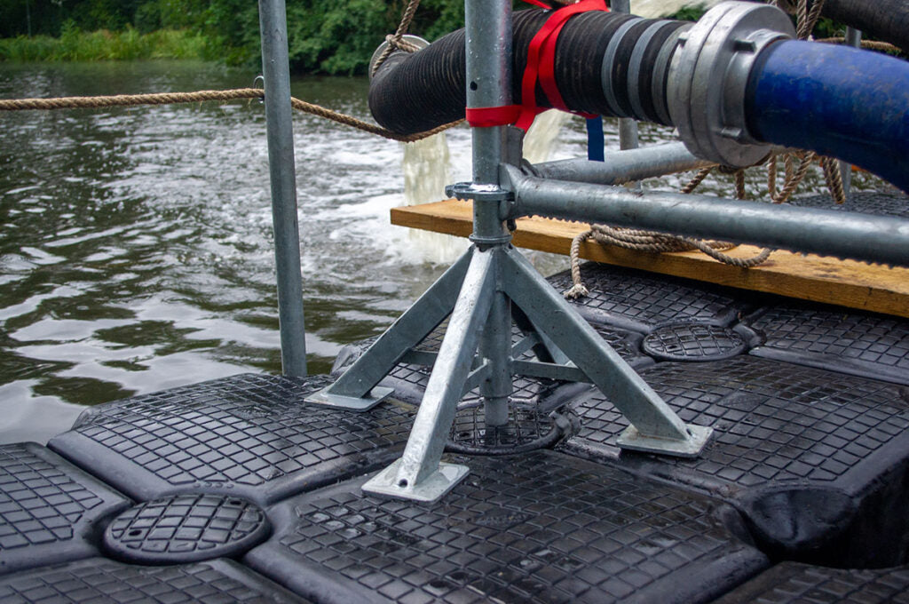 Mit dem Plattform Adapter von inventied lassen sich Gerüstkonstruktion auf auf Schwimmplattformen errichten.