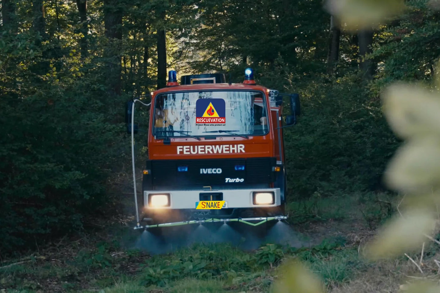 Der SnakE Waldbrandsprühbalken zum Nachrüsten ermöglicht eine effektive Brandbekämpfung und Bodenschutz bei Waldbränden, indem er einfach an den Schäkeln von Pump-and-Roll-fähigen Feuerwehrfahrzeugen befestigt wird.