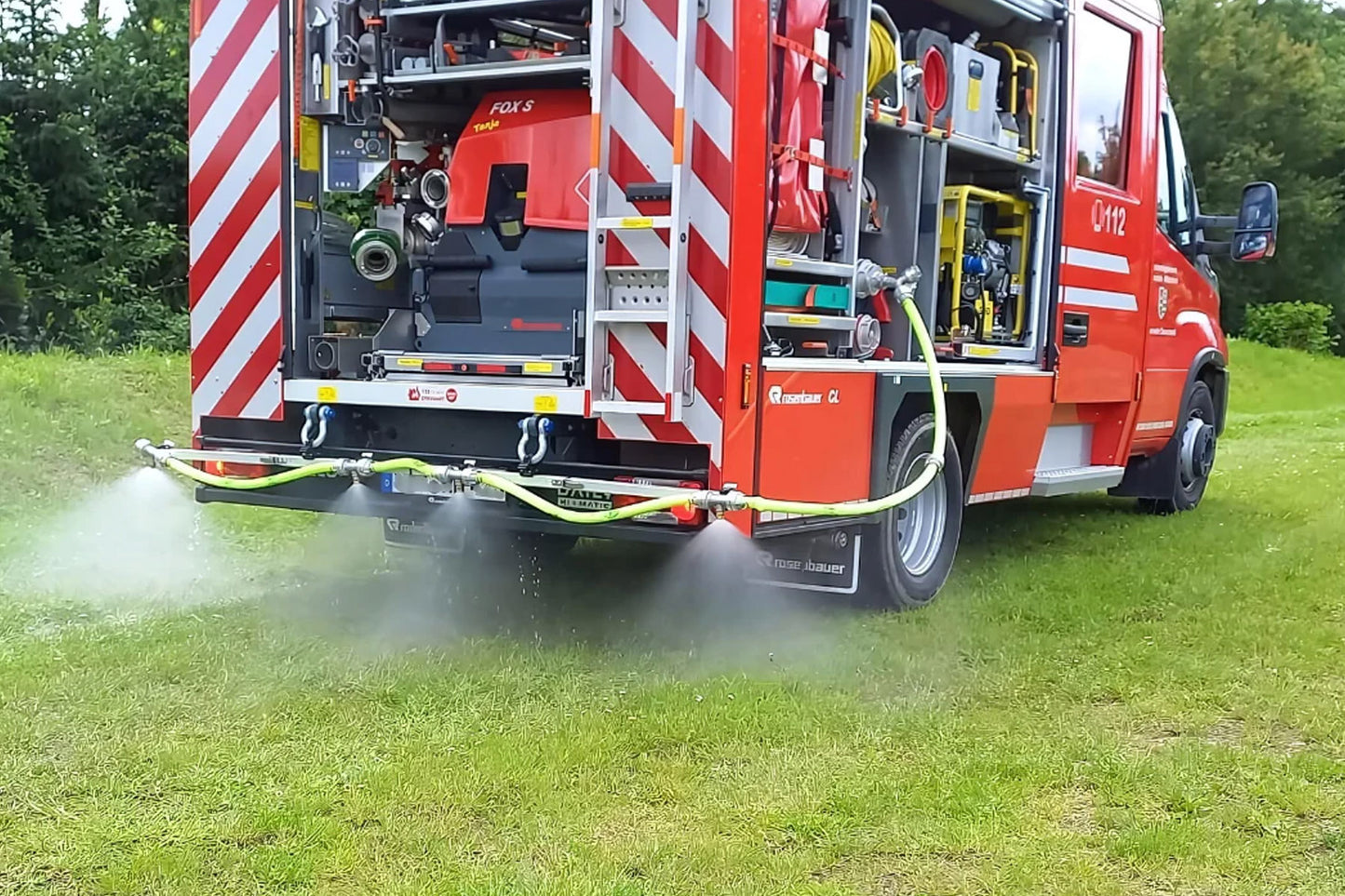 Der SnakE Waldbrandsprühbalken zum Nachrüsten ermöglicht eine effektive Brandbekämpfung und Bodenschutz bei Waldbränden, indem er einfach an den Schäkeln von Pump-and-Roll-fähigen Feuerwehrfahrzeugen befestigt wird.