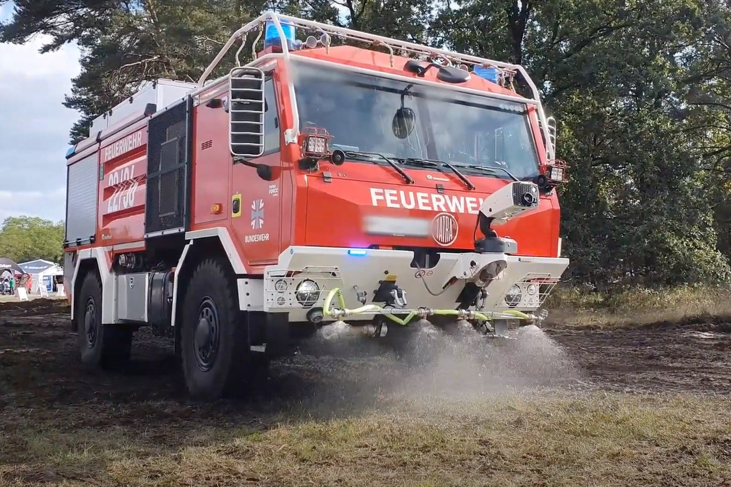 Der SnakE Waldbrandsprühbalken zum Nachrüsten ermöglicht eine effektive Brandbekämpfung und Bodenschutz bei Waldbränden, indem er einfach an den Schäkeln von Pump-and-Roll-fähigen Feuerwehrfahrzeugen befestigt wird.