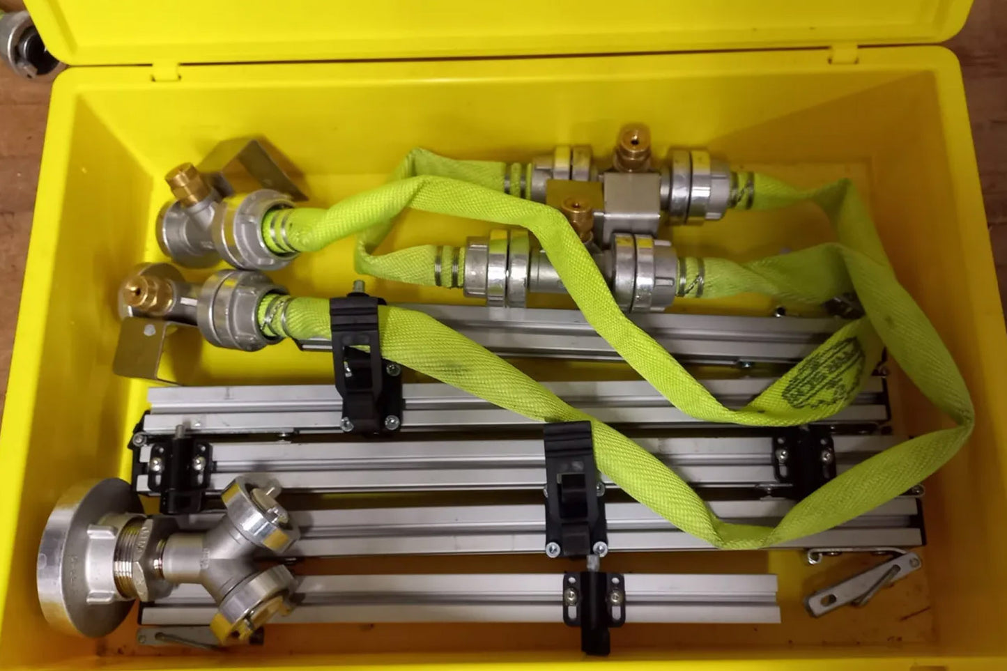 Der SnakE Waldbrandsprühbalken zum Nachrüsten ermöglicht eine effektive Brandbekämpfung und Bodenschutz bei Waldbränden, indem er einfach an den Schäkeln von Pump-and-Roll-fähigen Feuerwehrfahrzeugen befestigt wird.