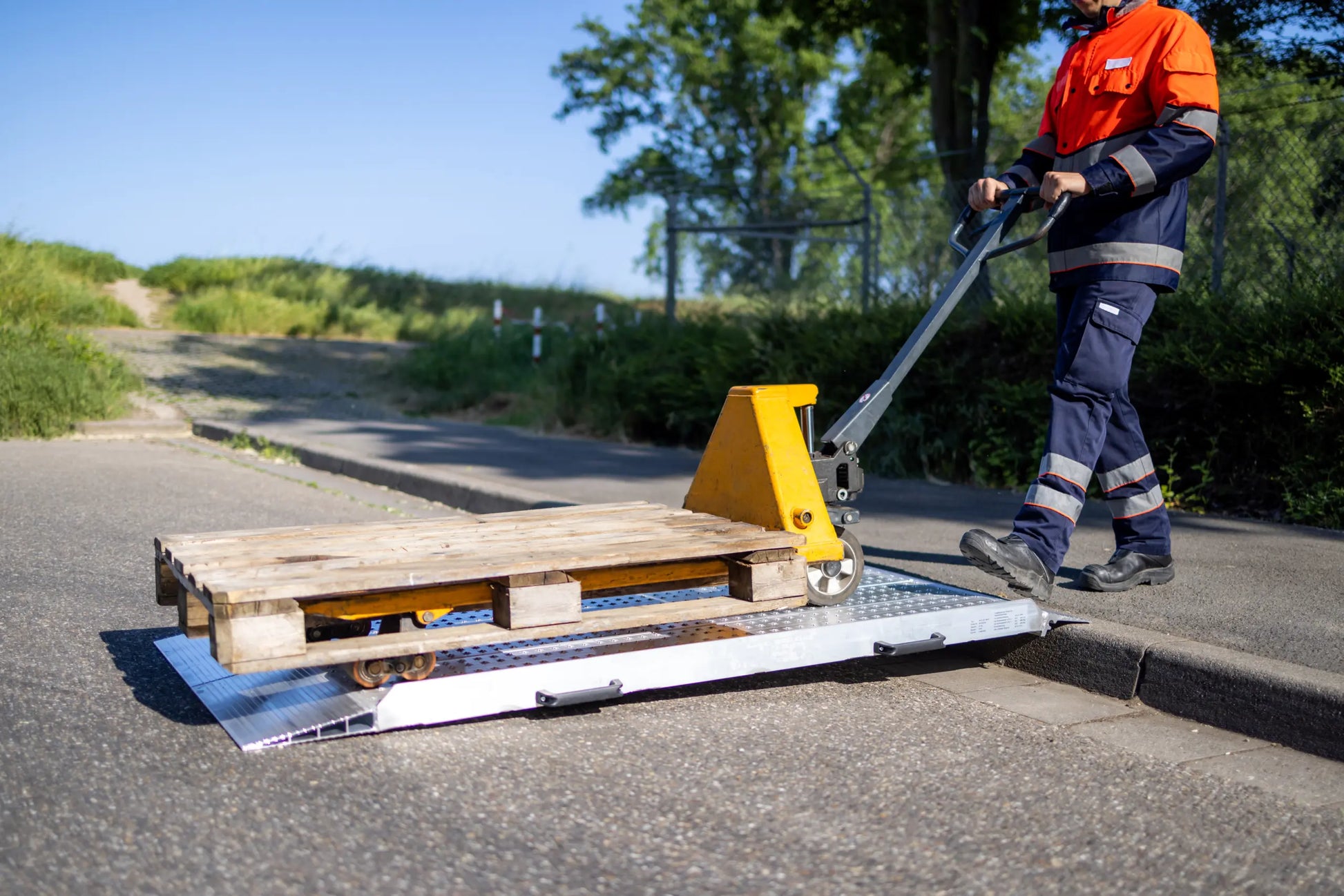 Die Rollwagenrampe ist vielseitig einsetzbar & ermöglicht die Befahrung mit Rollwagen, Hubwagen und ist begehbar für Personen. 