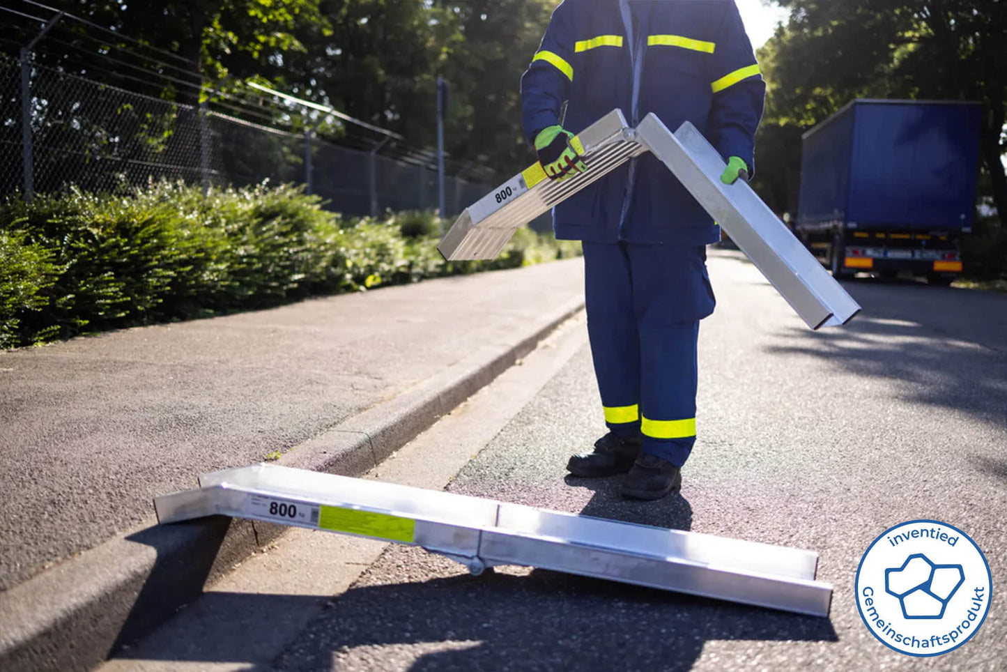 Die Vario Rollwagenrampe besticht durch ihre innovative zweiteilige Konstruktion, die eine hervorragende Anpassung an unterschiedliche Spurbreiten ermöglicht. Sie kann flexibel auf die Abstände zwischen den Rädern von Rollwägen eingestellt werden.